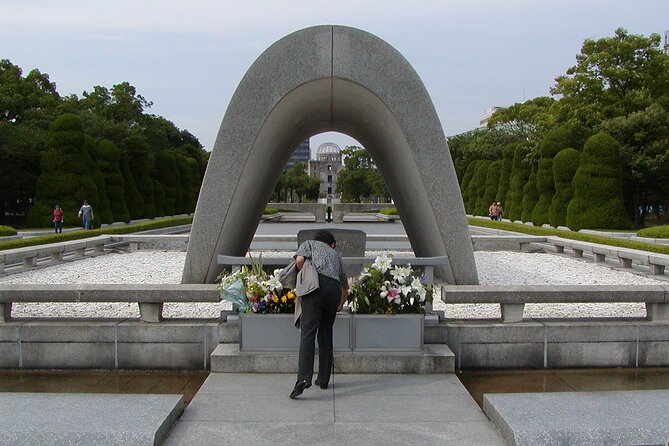 1-Day Private Sightseeing Tour in Hiroshima and Miyajima Island - A strong one-day introduction to Hiroshima