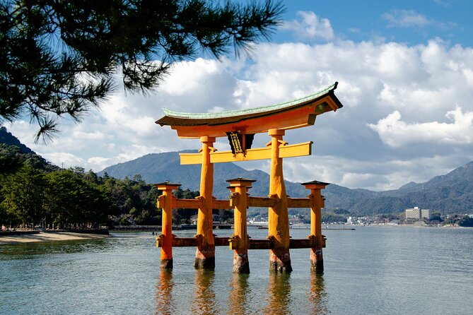 1-Day Private Sightseeing Tour in Hiroshima and Miyajima Island - Seeing the Atomic Bomb Dome up close