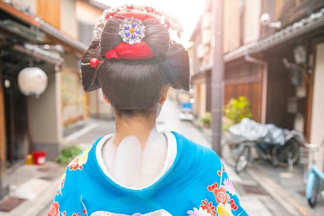 1 Hour Geisha Show in Kyoto - A traditional game makes the meeting less formal