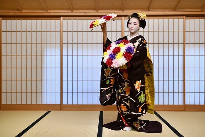 Authentic Kyoto Gion Geisha/Maiko Cultural Experience - Entering the tatami room
