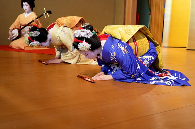 Authentic Maiko Experience＆Kyoto Dinner (Free drink) at Noh Stage - A maiko dance with live shamisen