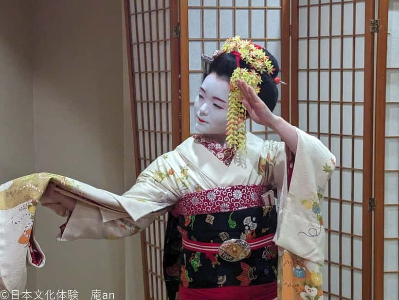 Dance and Game with Maiko - The opening dance gives you the clearest look at Maiko tradition