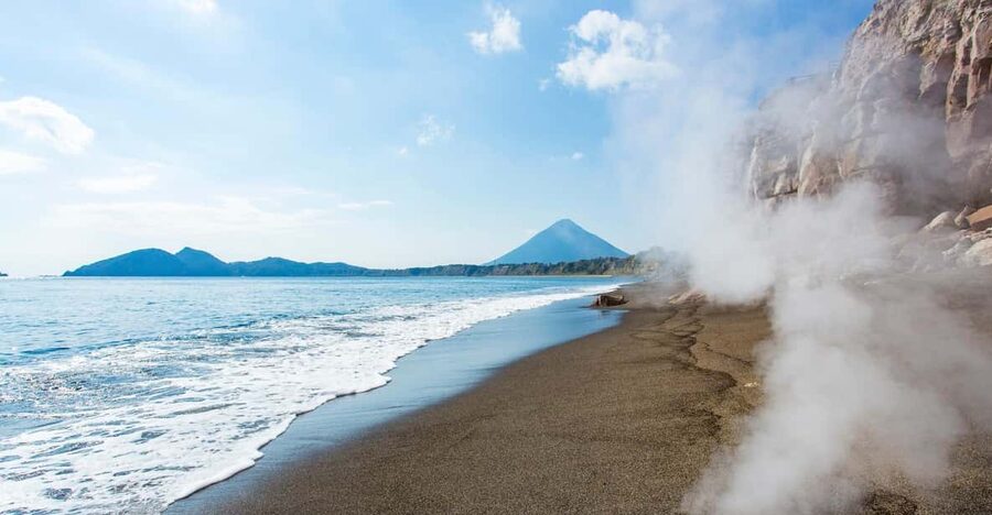 Experience the blessings of volcanoes in Kagoshima, Kyushu - Saraku Sand Bath Hall and the one-hour sand ritual