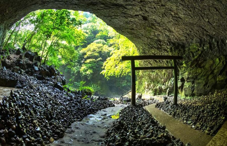 From Fukuoka: Miyazaki, Takachiho Gorge and Shrines Day Tour - Kamishikimi Kumanoimasu Shrine and the lantern path