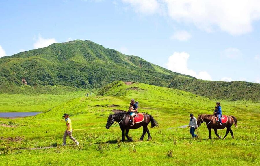 From Fukuoka: Mount Aso, Kurokawa Onsen, and Shrine Tour - Kusasenri grassland and the optional horse ride