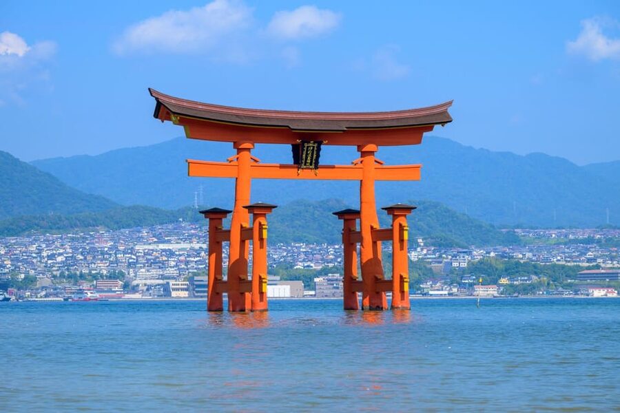 From Hiroshima: Miyajima Island Day Trip with Ropeway Ride - Itsukushima Shrine and the changing view of the O-torii