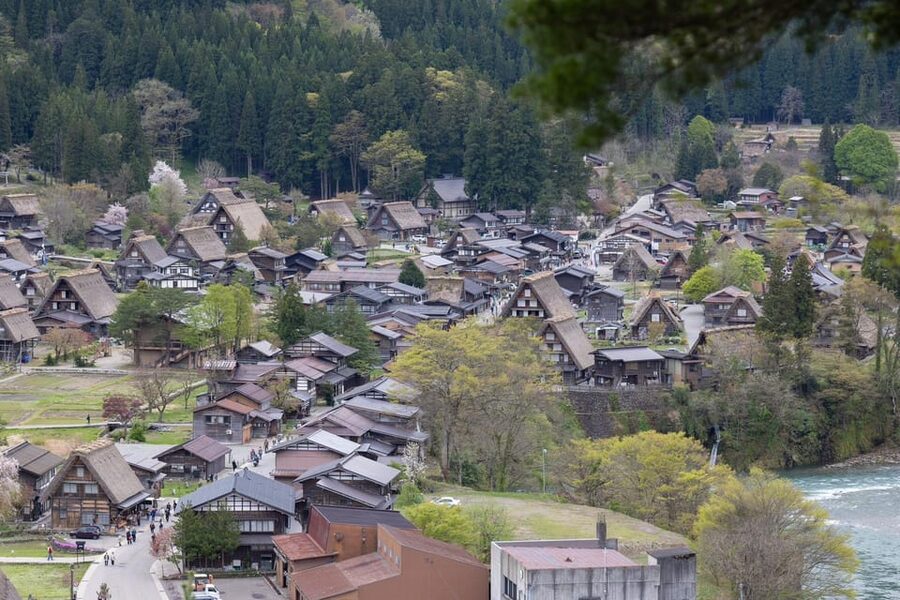 From Kanazawa/Toyama: Shirakawago and Takayama Day Tour - Why private transport makes this route easier