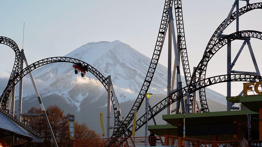 From Tokyo: Fuji Mountain Area - FujiQ - Lake Kawaguchiko - Chureito Pagoda - The important timing question