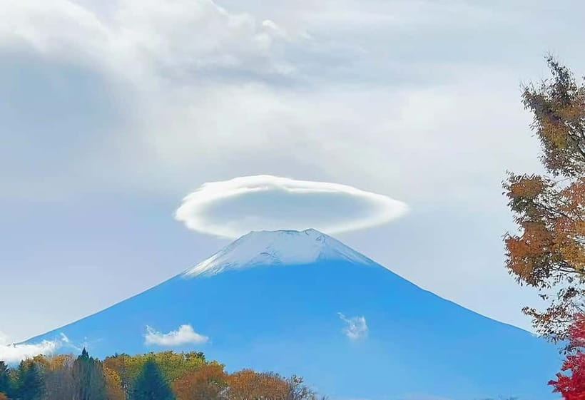 From Tokyo: Mt Fuji, Arakurayama and Kawaguchi Lake Day Trip - LAWSON Lake Kawaguchi and the famous convenience-store photo