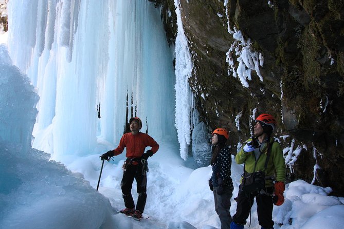 Frozen fall trekking - Reaching the frozen waterfall