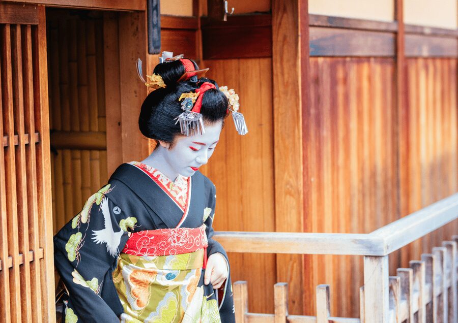 Gion Walking Tour, Geisha Show and Japanese Game in Kyoto - One hour through Gion’s main streets and quieter lanes