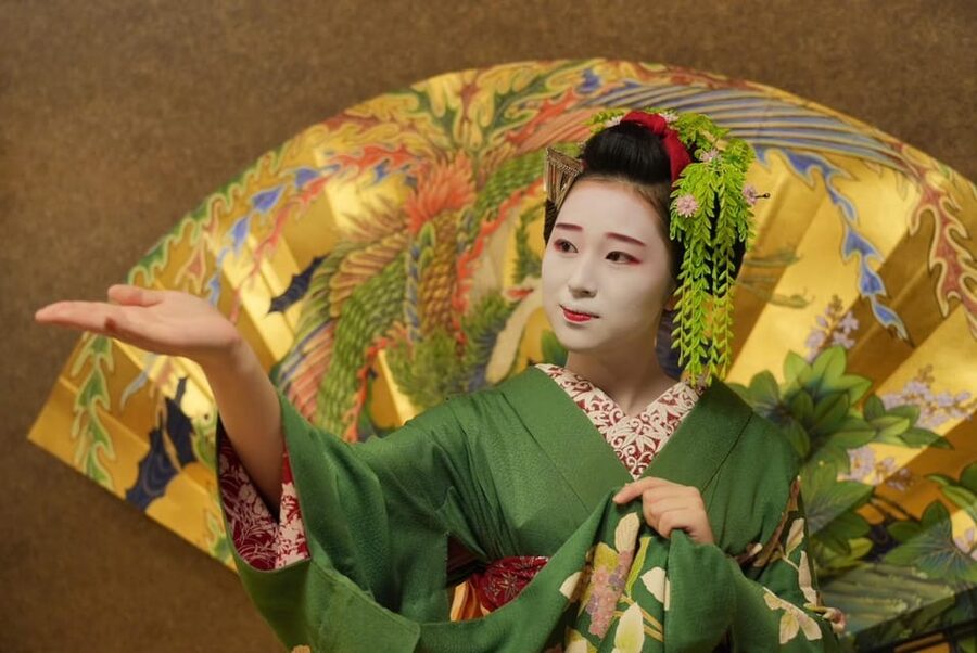 Gion Walking Tour, Geisha Show and Japanese Game in Kyoto - The traditional Japanese fan game