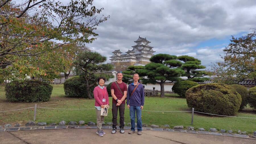 Himeji: Express Guided Tour of Himeji Castle in 90 Minutes - Entering the six-story castle tower