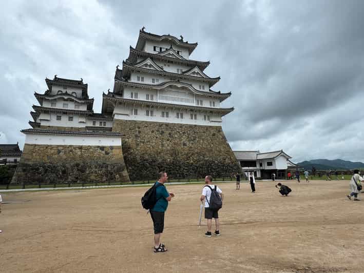 Himeji: Himeji Castle & Kokoen Garden 3.5-Hour Guided Tour - The castle’s defensive tricks and small surprises