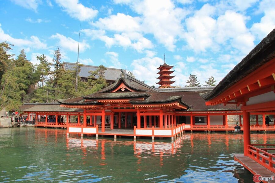 Hiroshima: History and Hidden Gems Tour - Moving from wartime memory to Hiroshima Castle