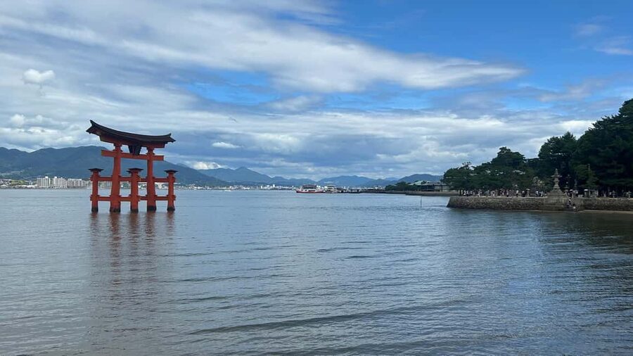 Hiroshima & Miyajima 6.5h Guided Tour – Dome, Park & Shrine - Riding the train and ferry to Miyajima