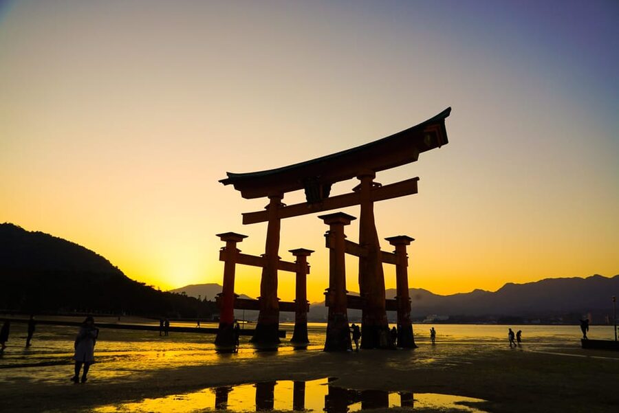 Hiroshima: Miyajima Half-day Historical Walking Tour - Miyajima food, oysters, and the island museum