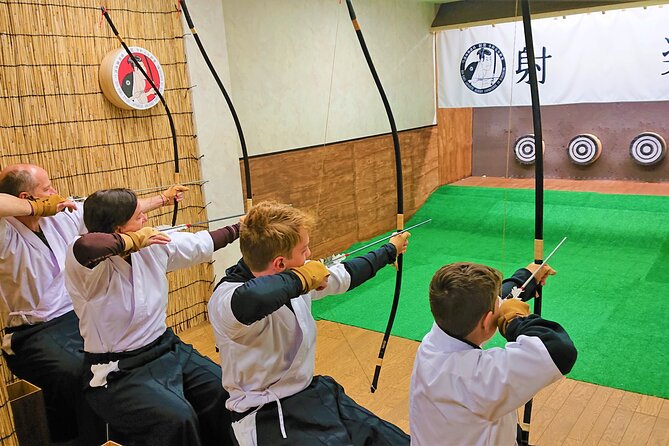 Japanesel Archery Experience HIROSHIMA CASTLE SHARAKU - Shooting practice, then a friendly contest