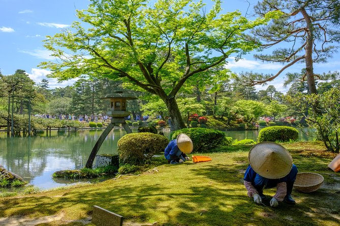 Kanazawa Full-Day Tour Private & Personalized with a Local Guide - Taking a calm pause at Kenrokuen Garden