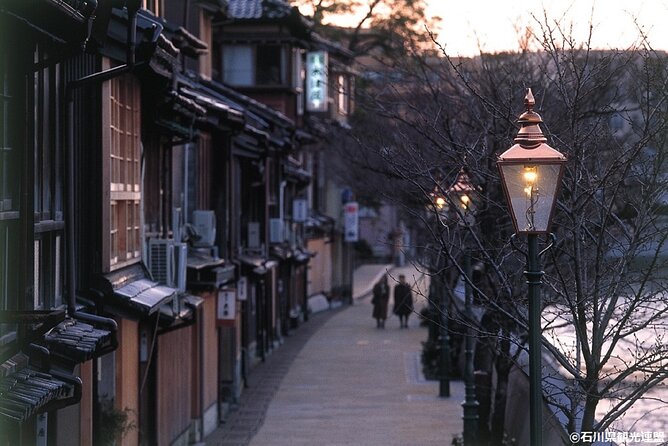 Kanazawa Half Day E-bike Tour - Kanazawa Castle and the pause at Gyokusen-an