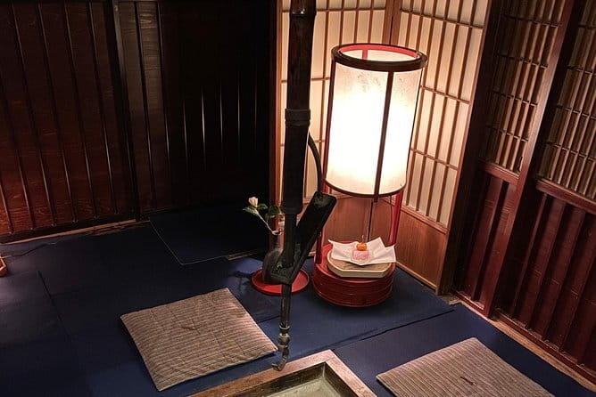 Kanazawa Half-day Tour: Curated: Gardens, Craft & Geisha District - Reading the stones at Kanazawa Castle