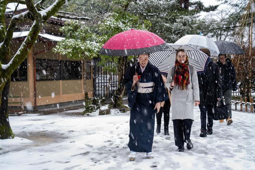 Kanazawa: Kenrokuen Tea Ceremony Experience - Watching the formal matcha preparation