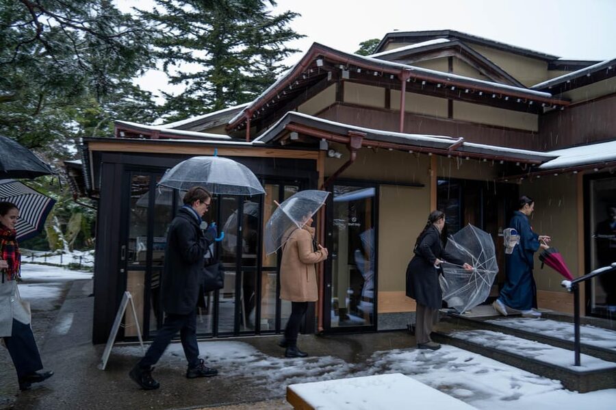 Kanazawa: Kenrokuen Tea Ceremony Experience - What the English guidance adds