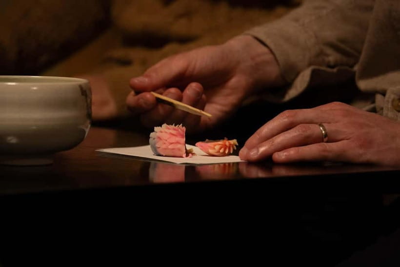Kanazawa: Kenrokuen Tea Ceremony Experience - Sitting, age limits, and group etiquette
