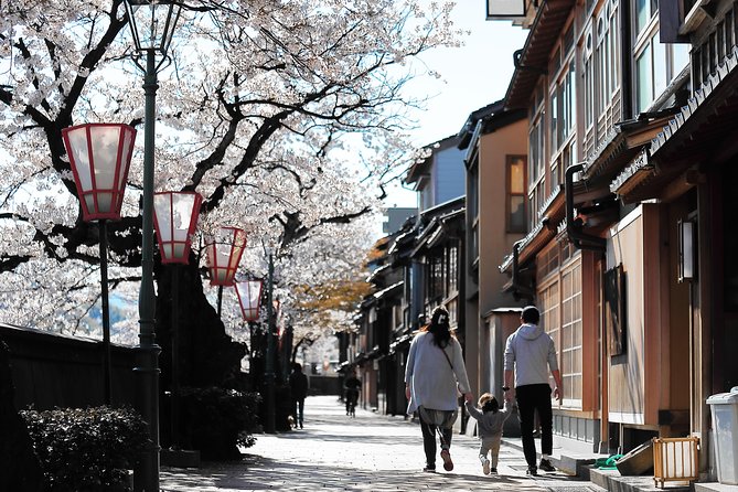 Kanazawa private 1 day/Photoshoot by professional photographer - The walk toward Nezumitamon Bridge