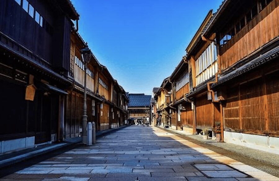 Kanazawa: Private Custom Tour with Local Guide - Higashi Chaya District and the gold leaf stop