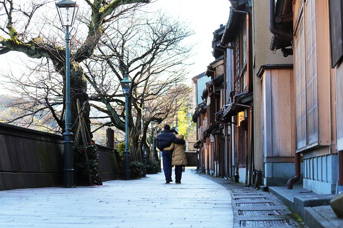 Kanazawa private half day/Photoshoot by professional photographer - Kenrokuen Garden, one hour among classic views