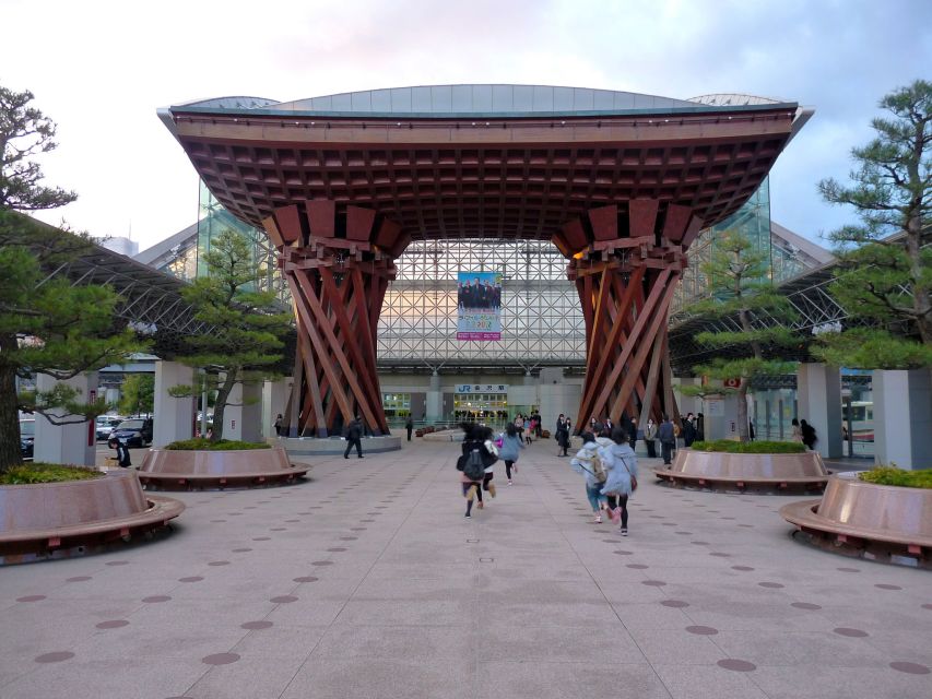 Kanazawa: Private Walking Tour with a Local - Omicho Market for food and local shopping