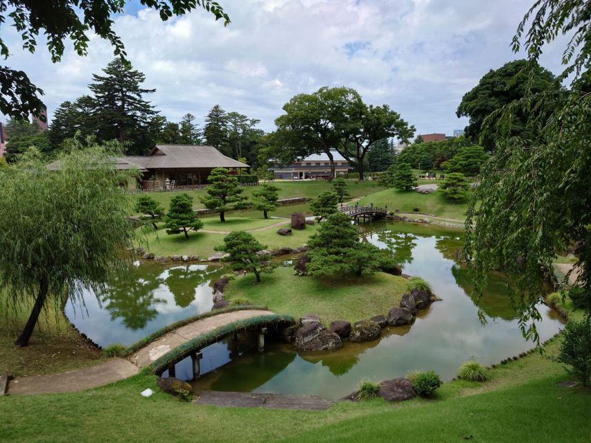 Kanazawa: Samurai, Matcha, Gardens and Geisha Full-Day Tour - Meeting the guide beneath Kanazawa Station’s sumo wrestlers