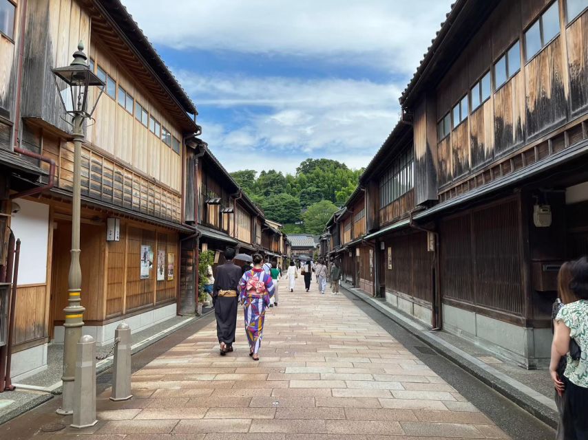 Kanazawa: Samurai, Matcha, Gardens and Geisha Full-Day Tour - Guide quality and group experience