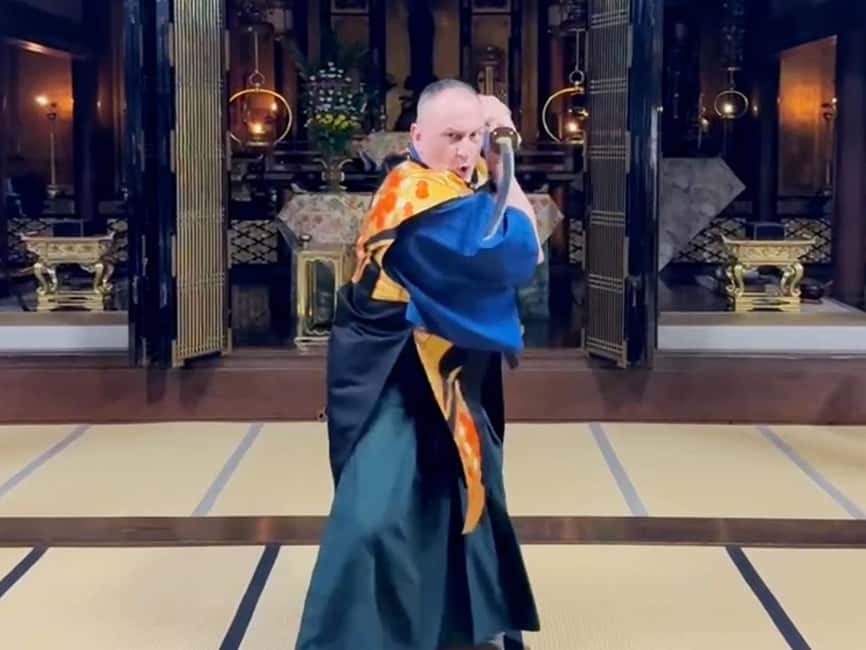 Kanazawa: Samurai Swordsmanship Lesson at a rented temple - Ten minutes in a samurai kimono
