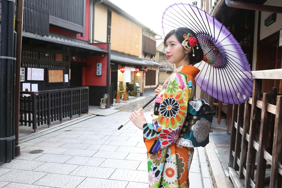 Kanazawa:Traditional Experience -kimono rent at wargo - Choosing a kimono near Kanazawa’s main sights