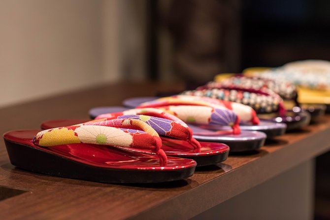 Kimono and Yukata Experience in Kyoto - Choosing between a kimono and a yukata in Gion