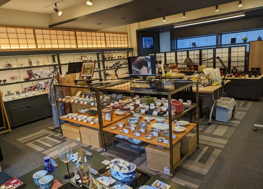 Kintsugi Experience with Arita Ware in Tokyo (English Guide) - Working with 400-year-old Arita Ware