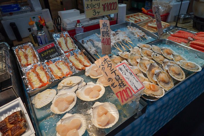 Kuromon Market Food Walking Tour in Osaka (6 stops, 6 tastes) - A guide makes the market easier to read