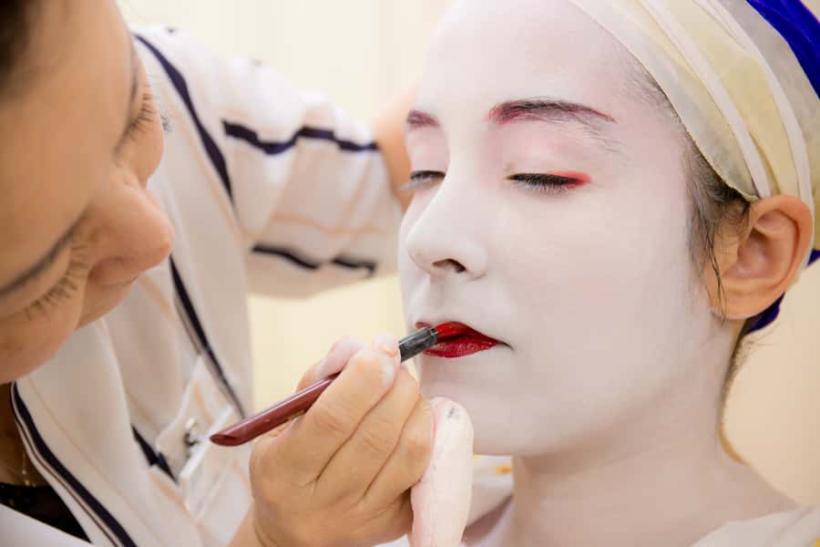 Kyoto: 2-Hour Maiko Makeover and Photo Studio Shoot - Learning to pose and move like a maiko