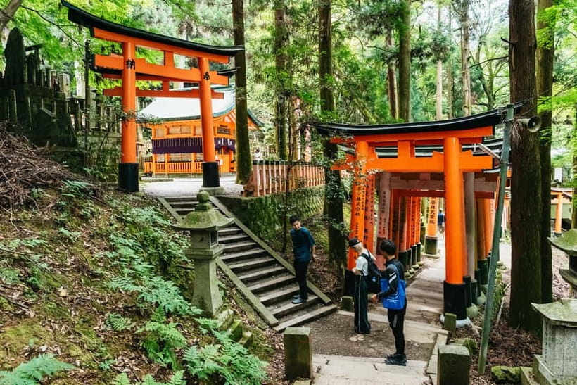 Kyoto: 3-Hour Fushimi Inari Shrine Hidden Hiking Tour - The forest descent and the famous finish