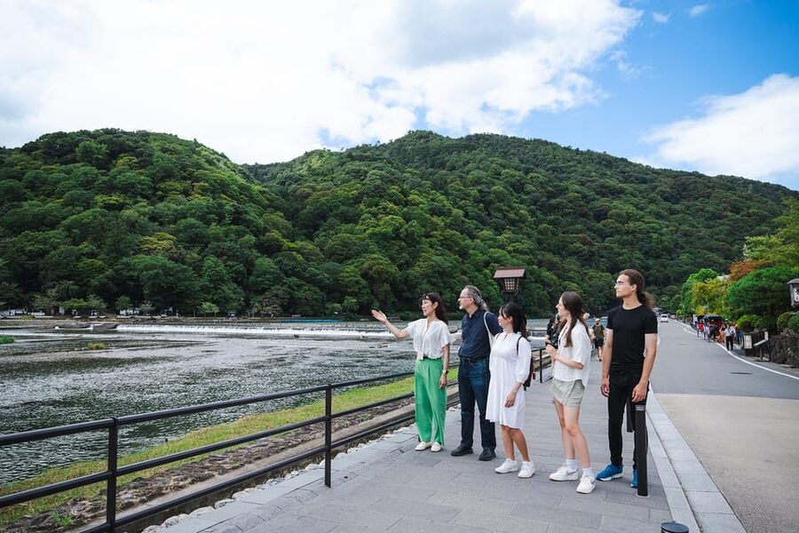 Kyoto: Arashiyama Walking Tour with Local Guide - What the guides add to the visit