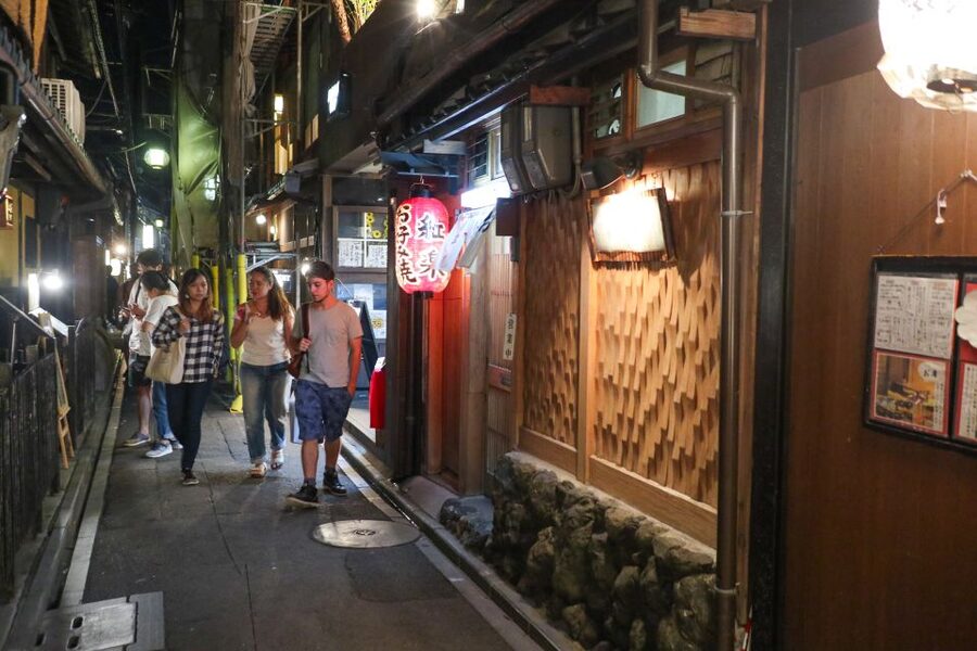 Kyoto : Bar Hopping Tour in Pontocho Alley at Night - First drinks and food on Pontocho Street
