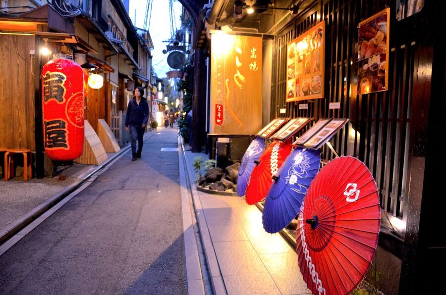 Kyoto: Casual Pontocho Evening Food Tour - Gion Shirakawa and Kyoto’s geisha culture