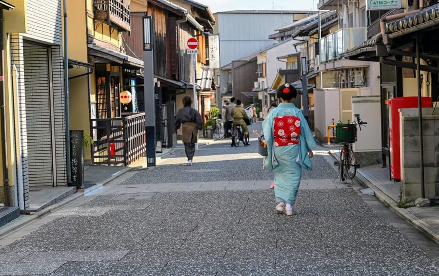 Kyoto: Early Bird E-Bike Tour with Lunch - A local coffee break before Ginkakuji