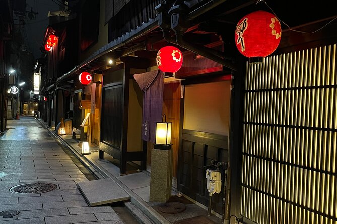 Kyoto Geisha District Walking Tour in Gion - Yasaka Shrine gives the walk a strong beginning