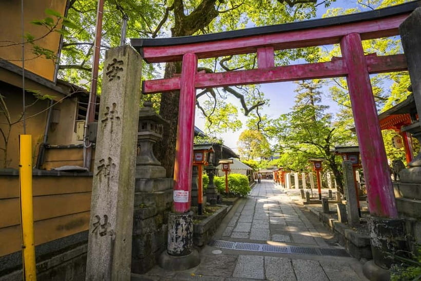 Kyoto Geisha Walking Tour: Gion District & Hidden Gems - Timing, walking effort, and weather