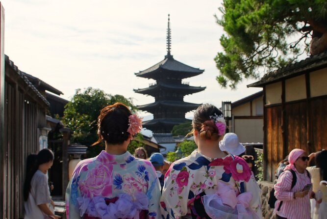 Kyoto: Gion and Geisha District Walking Tour - Yasaka Shrine begins the cultural story