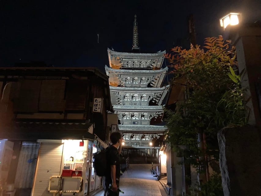 Kyoto: Gion Evening Walk with Hidden Gems, Geisha & Sake - Yasui Kompira-gū Shrine and its unusual stone