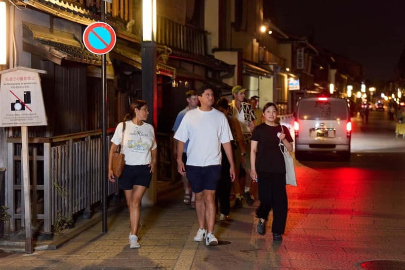 Kyoto: Gion Geisha District Walking Tour - Stories of Geisha - Gion Corner and the idea of performance